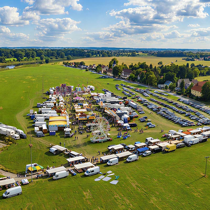 Ein Drohnenfoto mit Blick auf das bunte Treiben zum Lorenzmarkt in Lorenzkirch bei Riesa an der Elbe