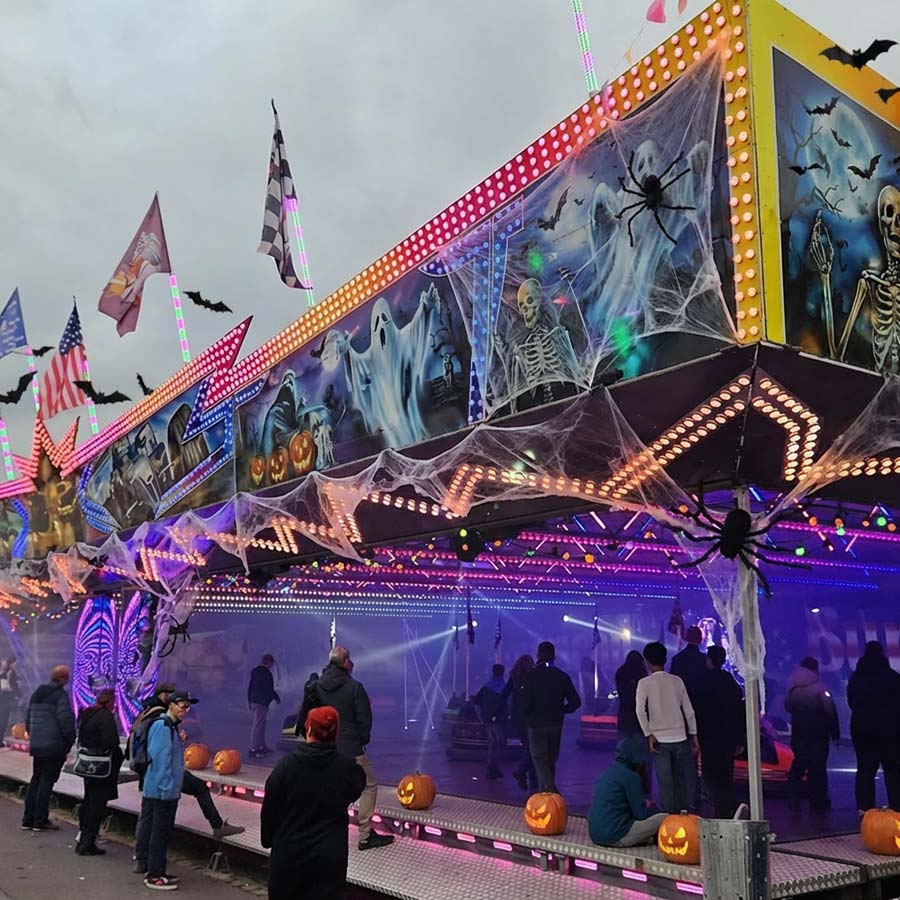 Ein Autoscooter für Halloween geschmückt