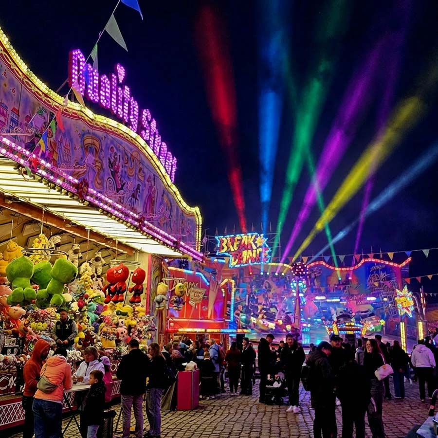 Das Dresdner Herbstfest bei Nacht, getaucht in bunte Lichter