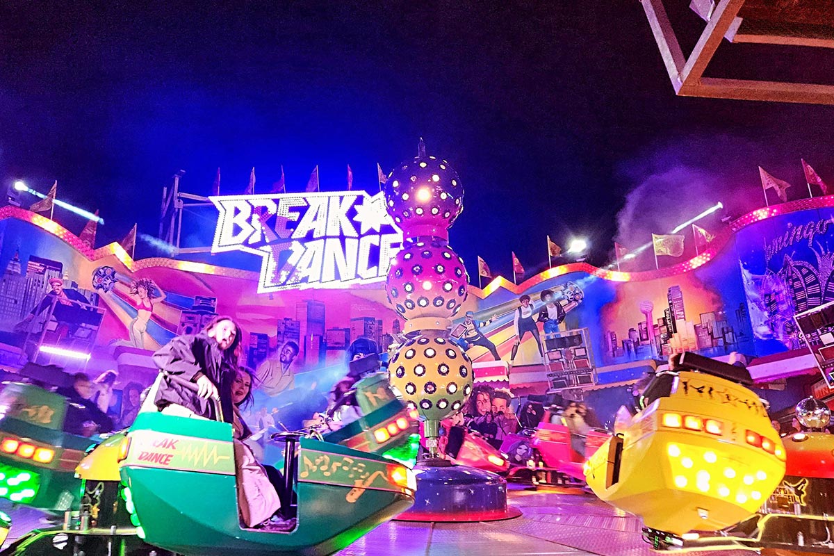 Break Dance, das rasante Fahrgeschäft mit bunten Lichtern und schnellen Richtungswechseln