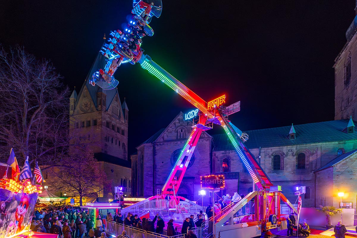 Das aufregende und rasante Fahrgeschäft Loop Fighter