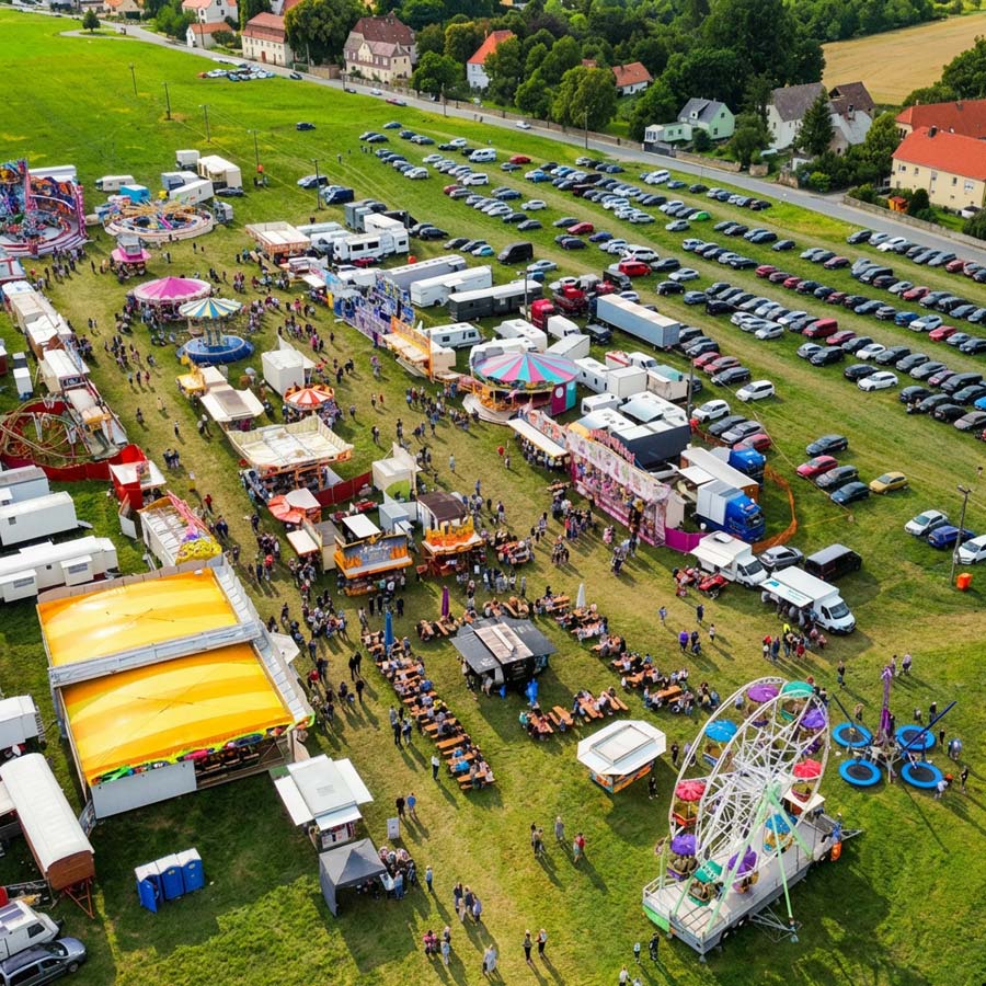 Ein Drohnenfoto mit Blick auf das bunte Treiben zum Lorenzmarkt in Lorenzkirch bei Riesa an der Elbe