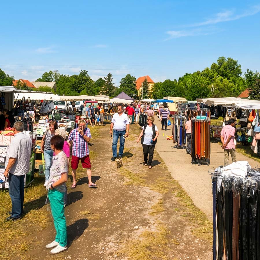 Eine belebte Händlermeile mit Verkaufsständen zum Lorenzmarkt