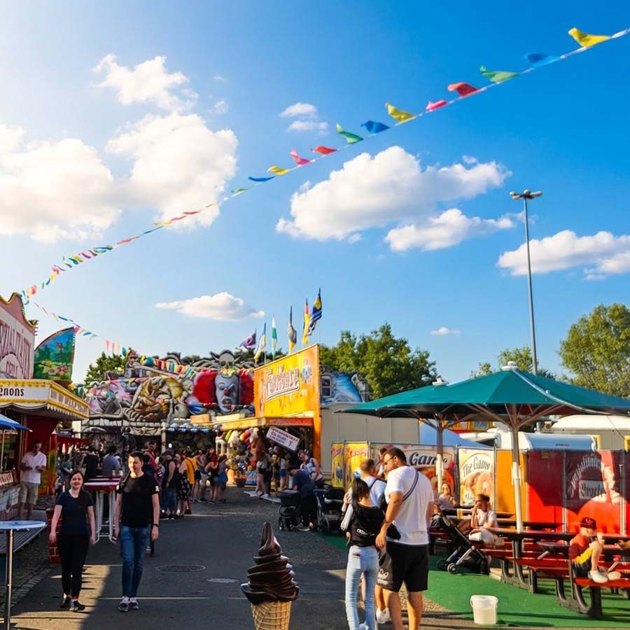 Eine nächtliche Ansicht des dresdner Volksfestgeländes mit Blick von der anderen Elbseite