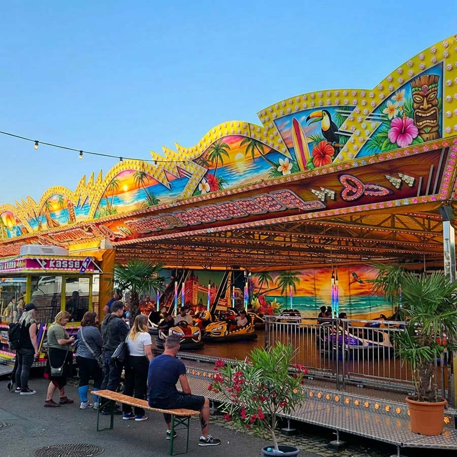 Ein Schlauchbogen mit Nebeldüsen zur Abkühlung bei Hitze