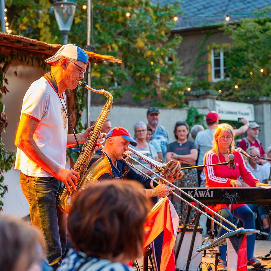 Eine Band spielt auf dem Weinfest Musik.