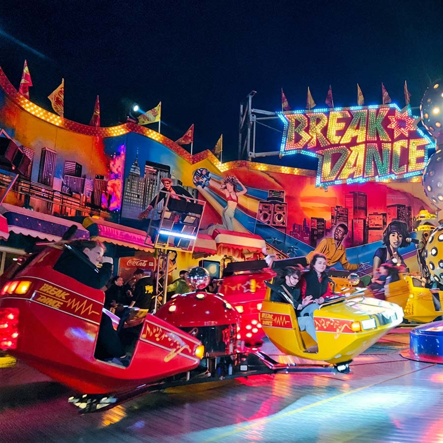 Die Attraktion Break-Dance auf der Festmeile zum Weinfest